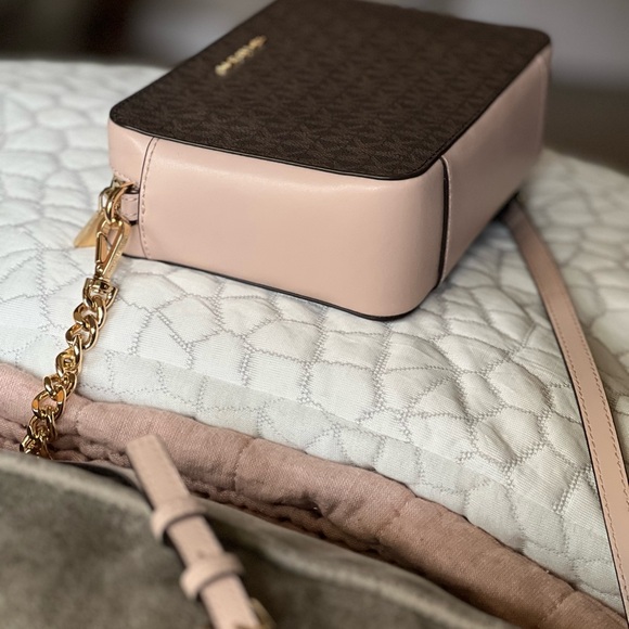 BRAND NEW. MICHEAL KORS CROSSBODY & Air Pods Case. Brown & blush Pink - Picture 4 of 12